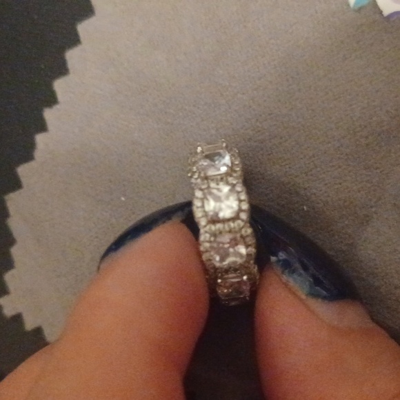 Everly Band Ring - Picture 4 of 4
